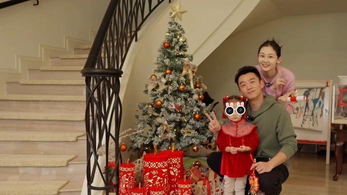 黄渤|郑恺和苗苗两家团聚，十口人有六口在替他们看孩子，小两口也很忙