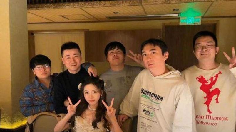 王思聪|35岁王思聪近况曝光，与金田凉子同框看艺术展，面部发福显油腻