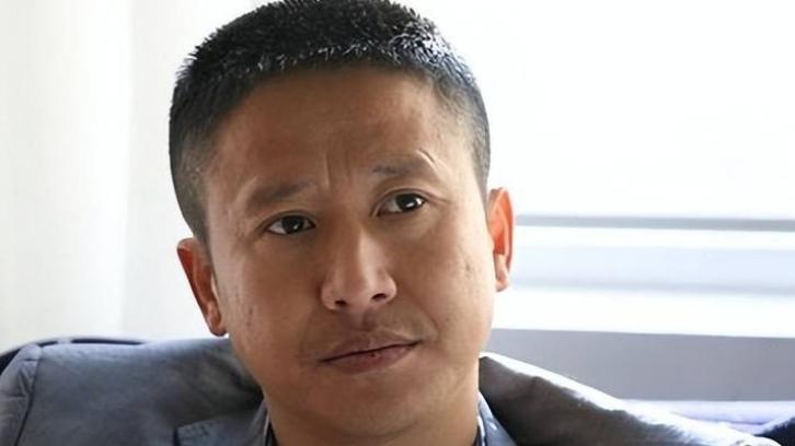 王大治|王大治吃苍蝇小馆，和妻子戴耳机无交流，目光呆滞被疑精神出问题