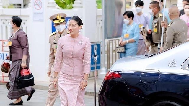 泰国小公主迎来36岁，匍匐在父王脚边被赐福，大姐昏迷快一个月了