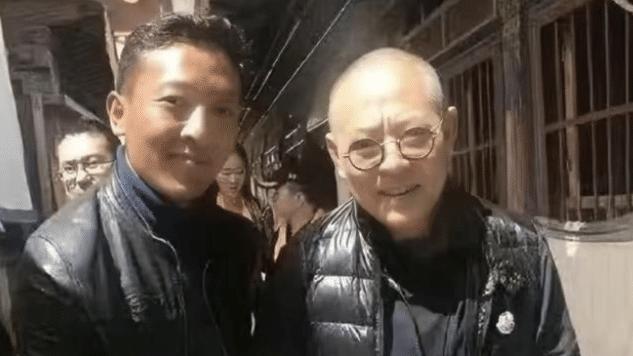 宋祖儿|李连杰又去拜佛，61岁利智和2个女儿陪同，他为什么如此热衷佛学