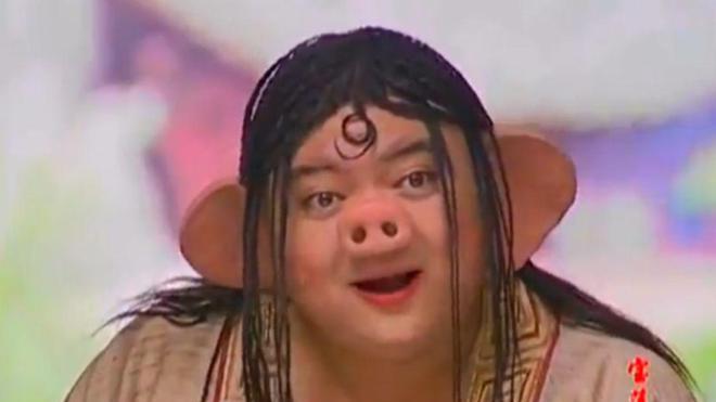 谢宁|猪八戒扮演者谢宁从演员转行环卫工人，烈日下扫垃圾，曾摆摊卖猪肉