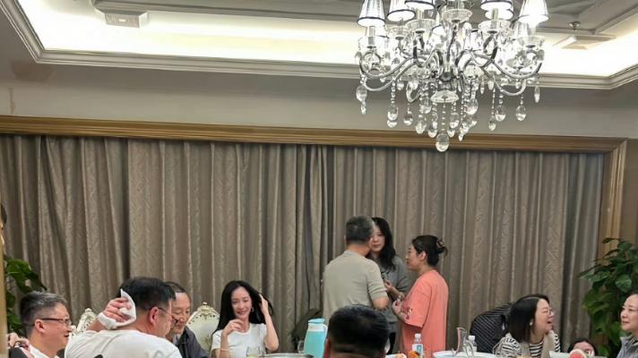 杨幂“陪酒照”曝光，素颜发际线高耸