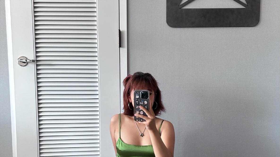 贾静雯18岁大女儿晒近照，梧桐妹浓妆艳抹戴鼻环，成熟有个性