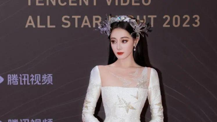 一场尴尬的红毯！杨紫被艳压，倪妮撞衫，而她却性感到了流鼻血