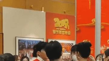 杨紫|杨紫苏有朋在春晚后台聊天，好奇在聊什么，怎么笑得前仰后合