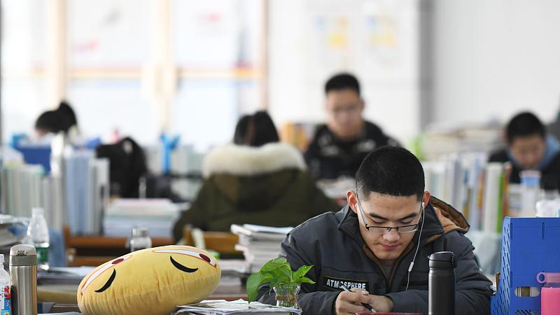 职业病防治|大型国企的面试通过了，岗位是项目文秘，有年终奖，值得去吗？