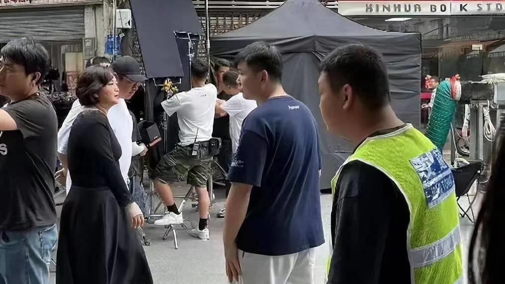 贾玲 女明星减肥私房秘笈被曝，贾玲重返大众视野，暴瘦50斤，小腹平坦腰线明显