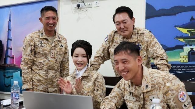 穿衣搭配 韩国夫人罕见穿军装，看上去又年轻了不少，在一群女兵中美成焦点