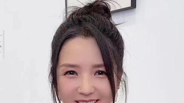 何洁瘦近70斤后秀身材，晒死亡角度自拍暴露身材短板，小粗腿抢镜