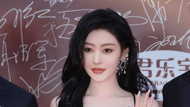 张天爱|张天爱穿吊带露背长裙超妩媚！雪肤玉貌风情万种性感撩人