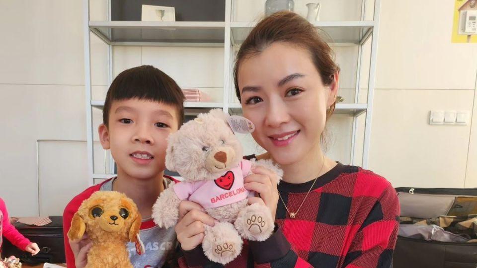 一家人去旅游度假！陈豪陈茵媺一家五口穿亲子装开心度过圣诞节