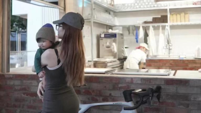 郑恺前任程晓玥带女儿出街，母女穿搭潮流超养眼，胖豆莲藕腿抢镜