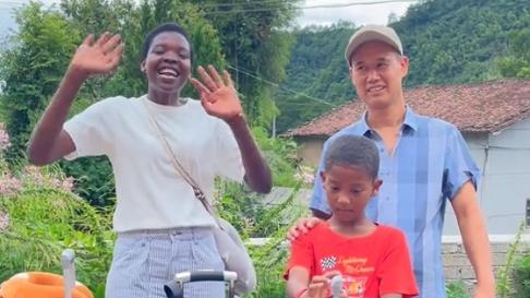 网红rose与村民合照，身形消瘦近50天未洗头，长期停更原因疑曝光