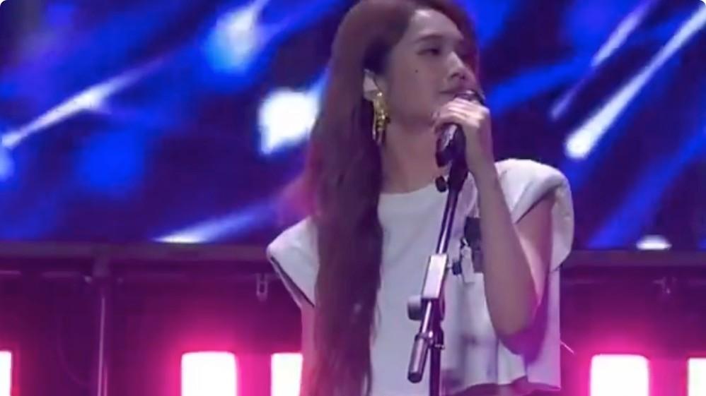 别着急封杀她，让全世界都看看她有多蠢