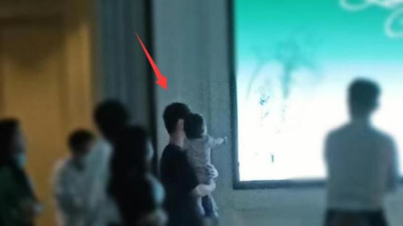 邓伦|邓伦参加发小婚礼，不当伴郎不抢风头，怀抱小女孩引热议