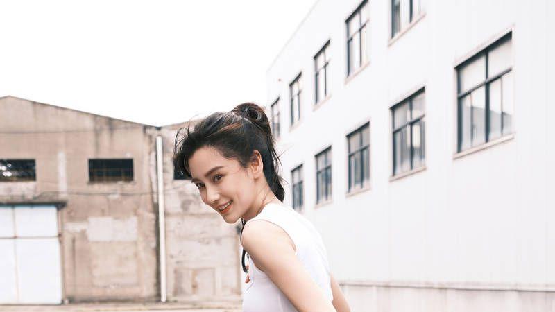 杨颖身着露腰上衣玩滑板 身材凹凸有致少女感十足