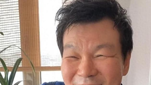 10位过气主持人现状：摆摊卖猪肉、县城混商演，各有各的心酸