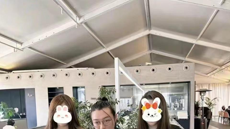 苏小玎|“高启盛”餐厅被偶遇，与美女合影手足无措，打扮随意满脸娇羞