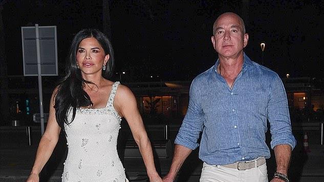 男人女人向前走|贝索斯订婚后首次亮相！53岁未婚妻穿迷你白裙超美，笑得合不拢嘴