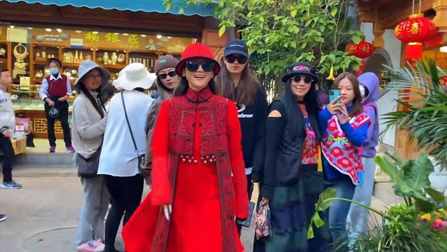 杨丽萍|杨丽萍年初三闲逛双廊古镇，众徒弟同行引围观，亲切合影毫无架子