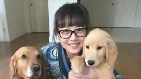 曝光周海媚的演艺收入，2011商业演出三十万，接电视广告费用十六万