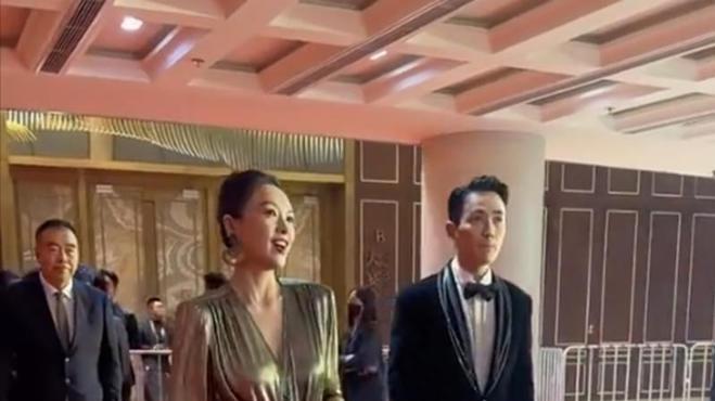 章子怡被嘲飞机场，胸口快要沉到肚子了，依旧自信地站在C位