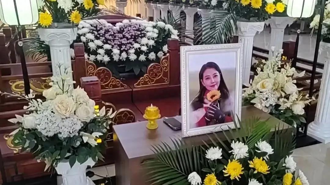 周海媚灵堂照疑似曝光，棺椁被花海包围，实际是殡葬店蹭热度