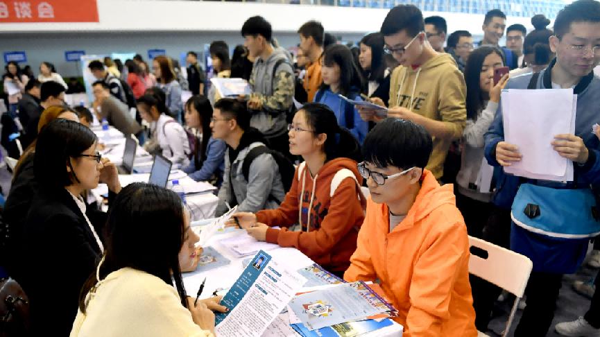 女子985毕业却回家啃老，声称找不到工作，家人嫌弃丢脸