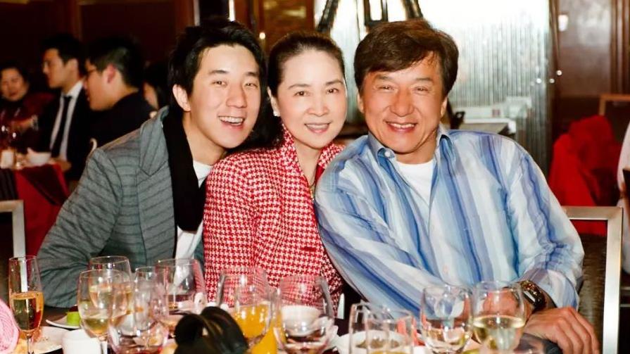 成龙儿子罕现新加坡，晒千万豪车身材发福，疑结婚有娃神似爷爷