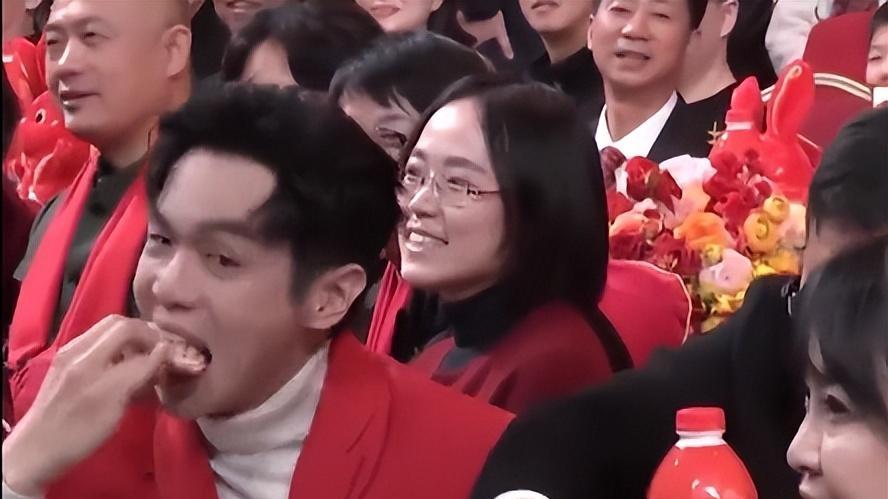 邓超|春晚10大尴尬处：秦岚猛亲孙涛，阿兰被踩裙子，邓超模仿孙俪