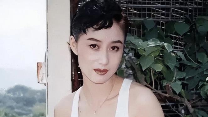 利智|61岁利智罕露面，皮肤松弛双颊下垂似妇女，与友人同吃蛋糕超放松