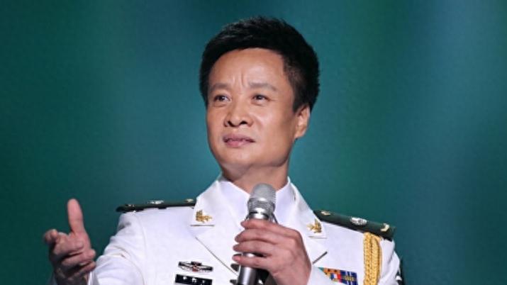 66岁阎维文：穿“天价”衣服，开班“圈钱”，评论区“已沦陷”