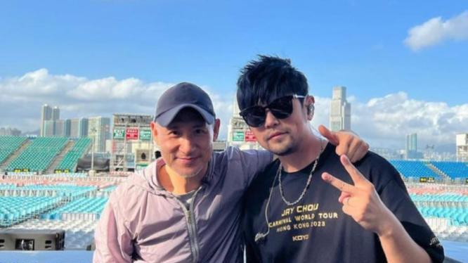 |周杰伦香港演唱会好排面，30余艘游艇助阵，场馆外上万名粉丝支持