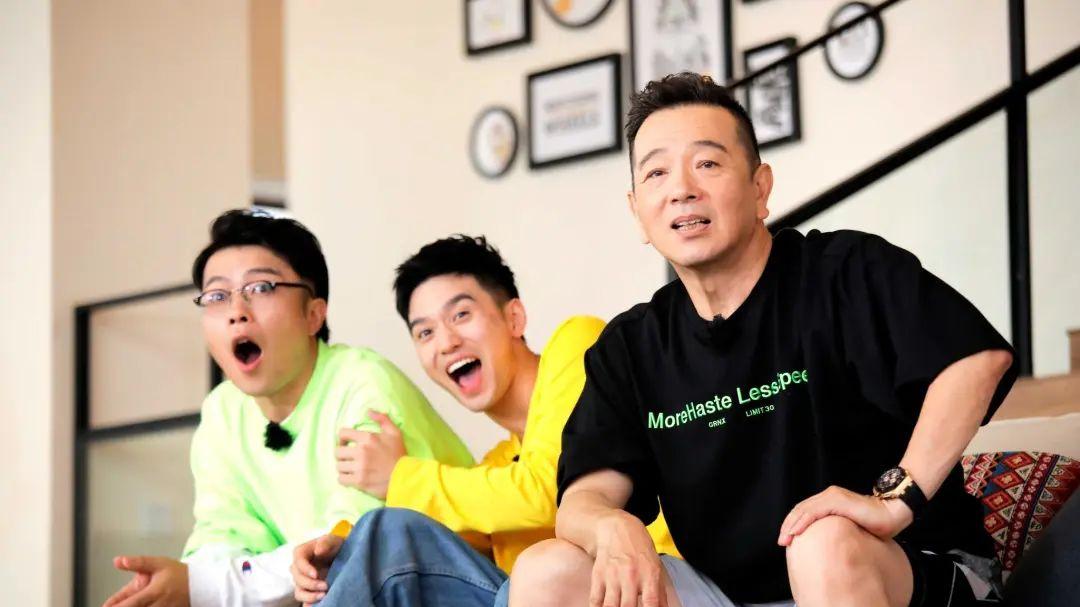 隐婚三十年零绯闻，长期吃剩饭菜，一件衣服穿35年，却因直播被骂哭