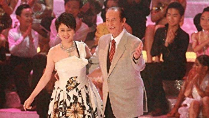 78岁赌王不用试管还能生女，梁安琪意外说漏了嘴，他依靠的是什么