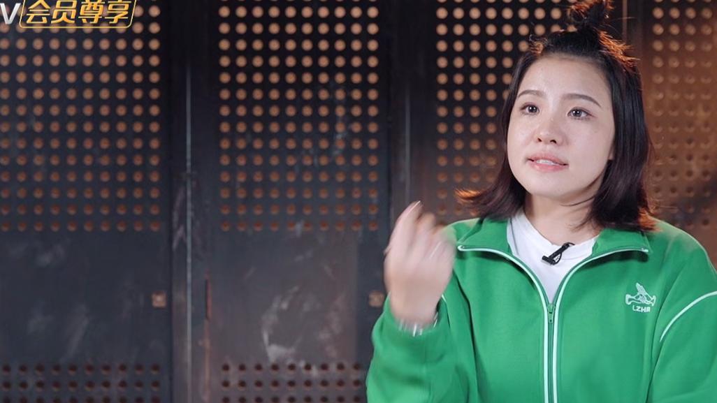 谢依霖遗传了母亲的抑郁症，不停爬12楼无法控制自己，身心是麻的