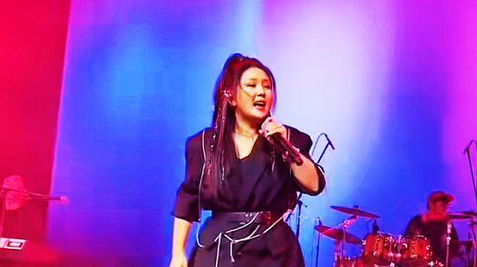 何洁|成都：36岁何洁开演唱会，四肢壮实脸有些发福，“3个孩子的妈”