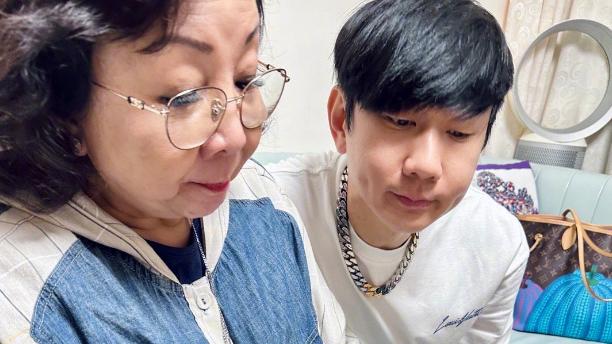 恭喜！林俊杰晒抱娃照，嘟嘴对视、娃像妈，祖孙三代同框显温馨