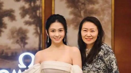 邱淑贞|沈日酷似妈妈邱淑贞，穿抹胸短裙参加晚宴，纯欲很有名媛范