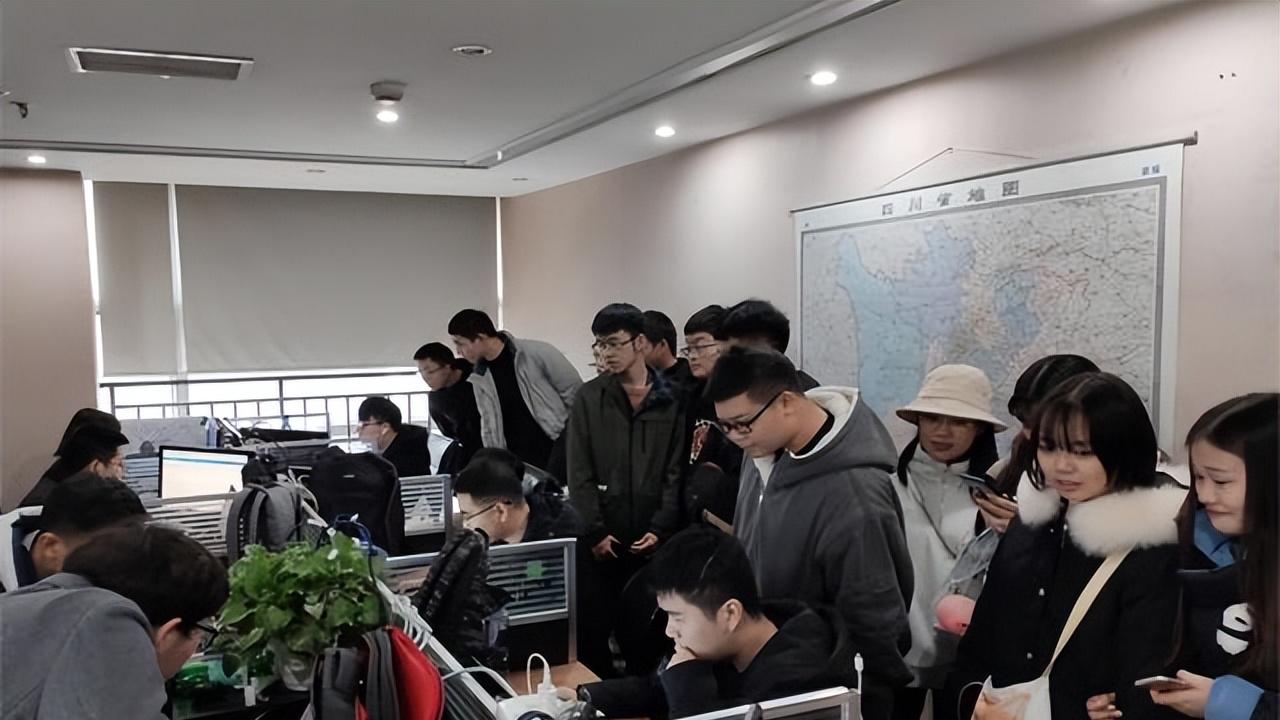 设计师|领导的一句试探，就能体现出大学生的“单纯”，经过解读才懂内涵