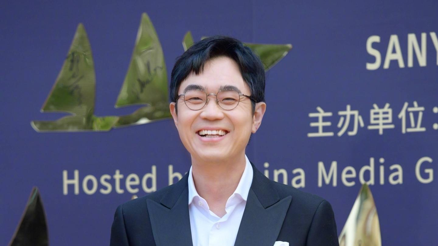 大鹏|喜剧演员婚变大瓜曝光，董成鹏三亚与女子约会，新房里搂抱小儿子