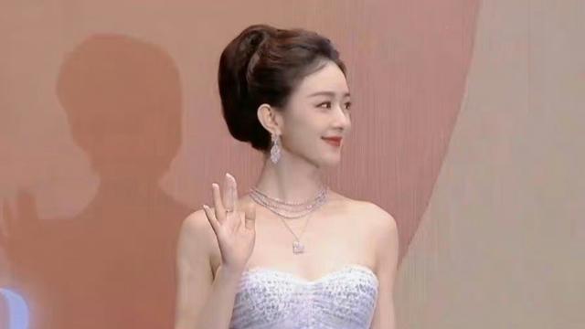 |热巴、赵丽颖同台斗艳，女明星们红毯秀清凉，龚俊却在穿冬装