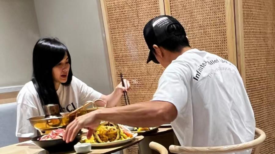 43岁吴尊餐厅被偶遇，穿5000元鞋子 ，2人吃10个菜太奢侈，林丽莹发福素颜老10岁