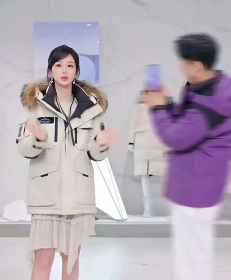 1天赚208万？杨紫零下20多度光腿直播腿红似萝卜，敬业态度惹争议