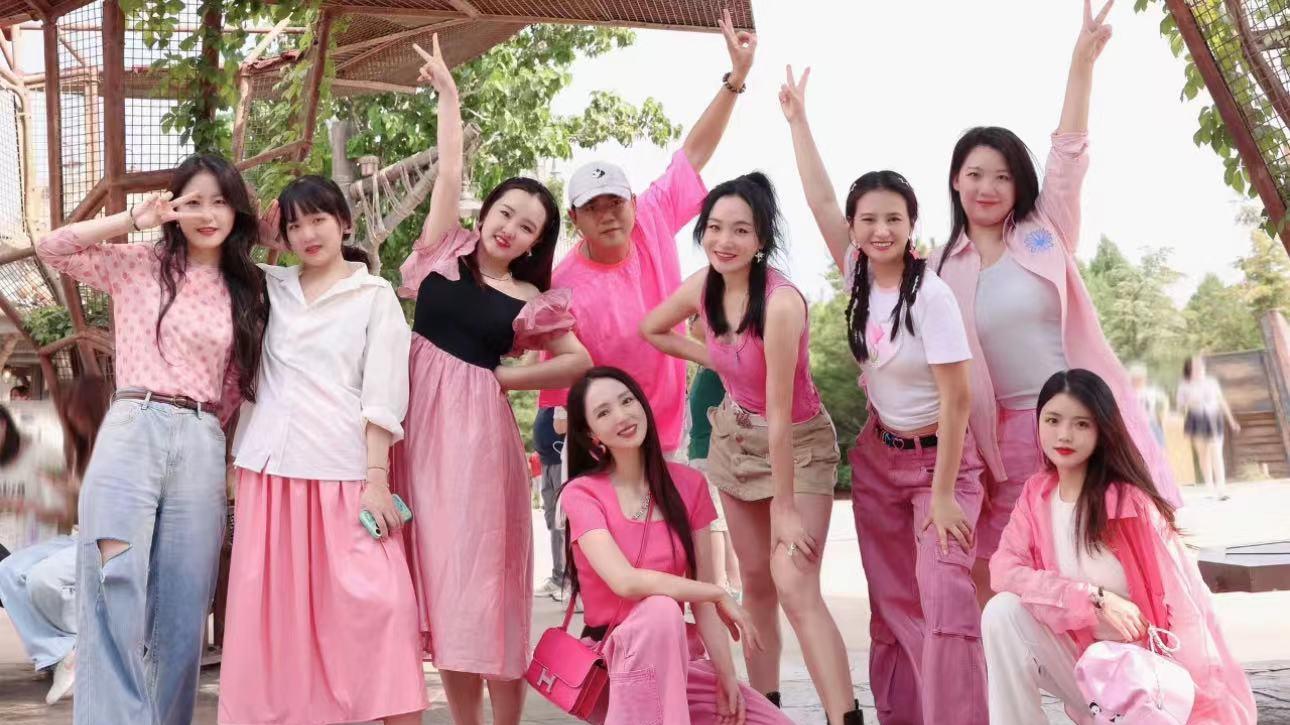 44岁董璇与前夫疑复合！一家3口同游影视城，多名闺蜜助阵显温馨