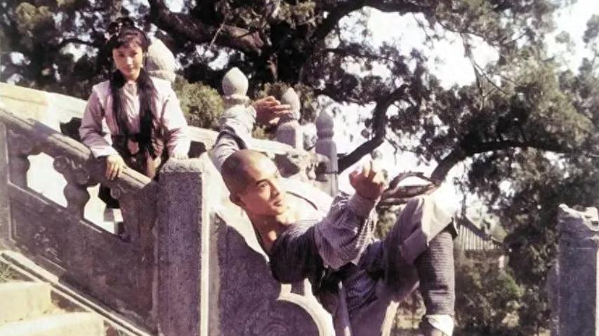 王宝强开3百万豪车回乡，看到村口五个大字大发雷霆，太尴尬了