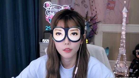 不愧是怡桀金兰！周淑怡恢复正常直播无视弹幕，礼物人气断档第一