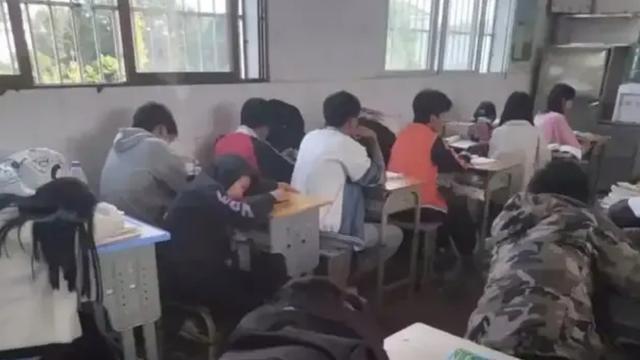 教师|辽宁一职校教师查寝推搡学生放狠话，指着学生问谁不服，校方回应