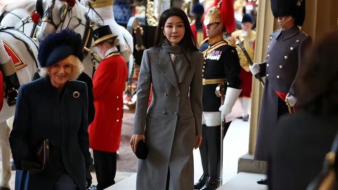 lisa Lisa疯马秀后再次闪耀，跟韩国第一夫人参加英国国宴，竟美成艾莎